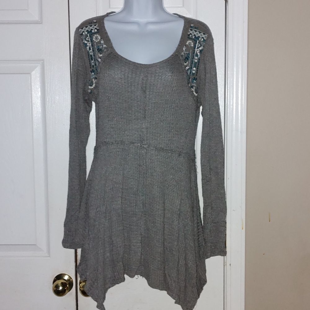 Maurices  gray long sleeve sharkbite tunic top Sz L